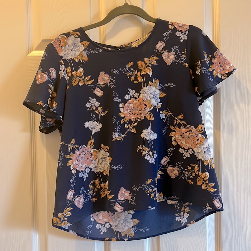 FREE WITH ANY PURCHASE (add to bundle) Women’s floral top